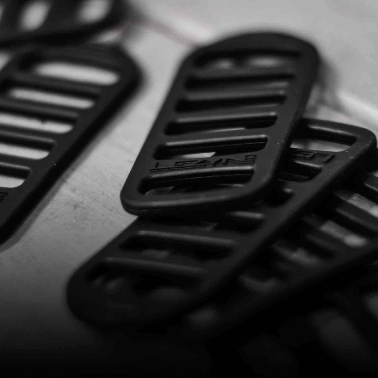 Several rubber mounting straps.