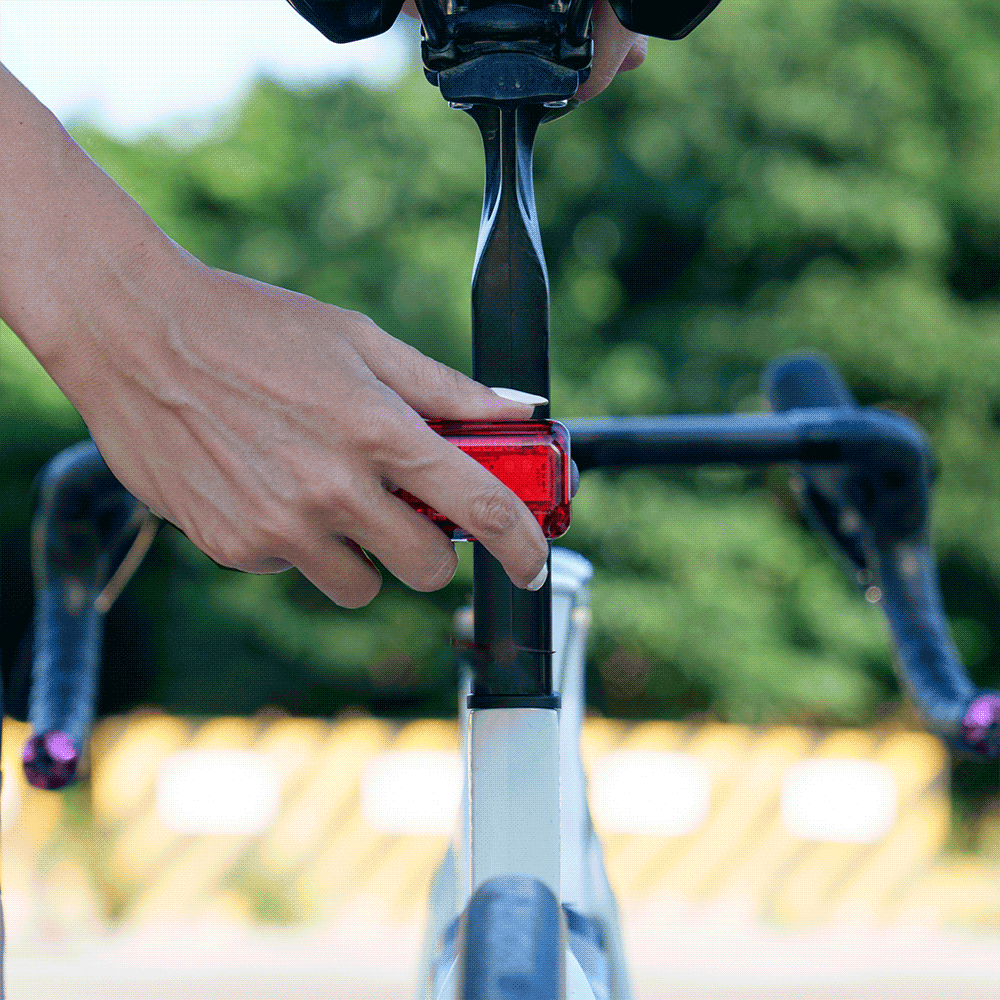 Animated demonstration showing the quick and easy installation of the Lezyne Radar Pro 300 onto a seatpost mount using the quarter-turn system.